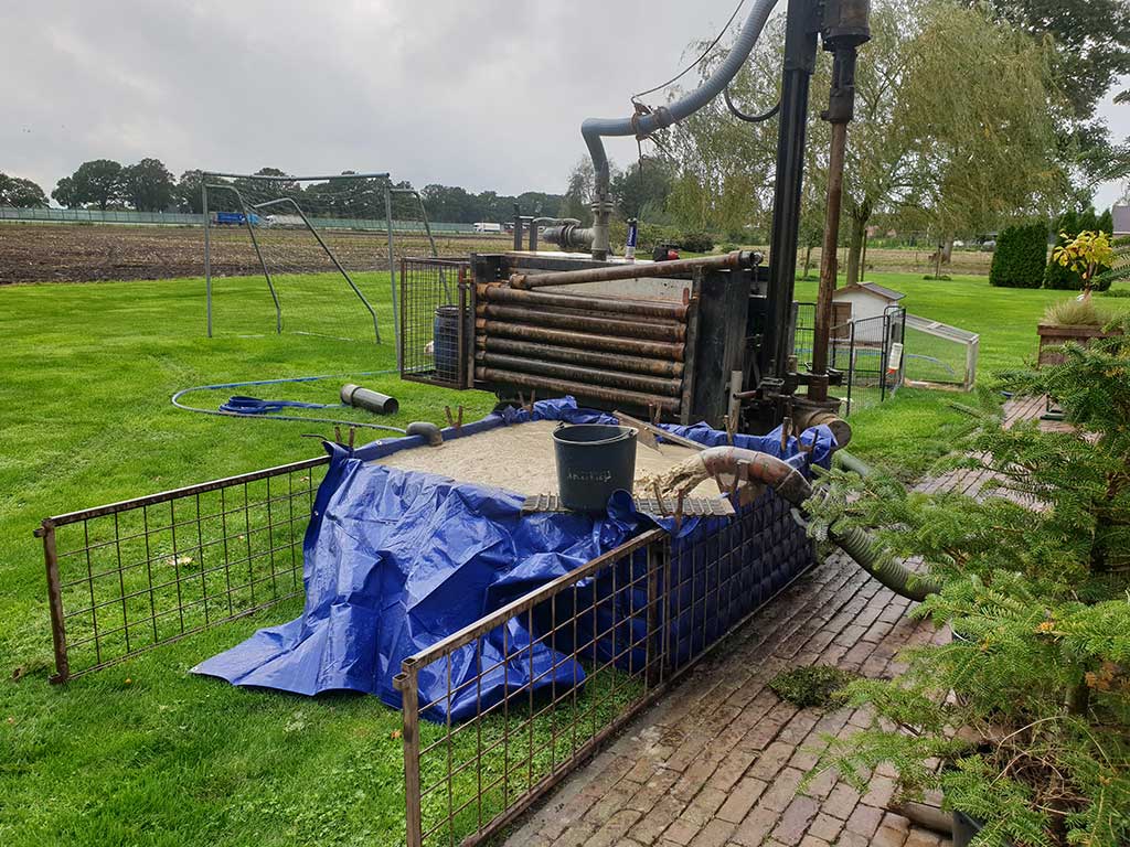 Naar een bron boren in Drenthe verloopt volgens een vast stappenplan.