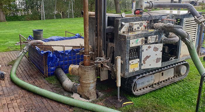 Naar een bron boren in Hoogeveen verloopt netjes en nauwkeurig.